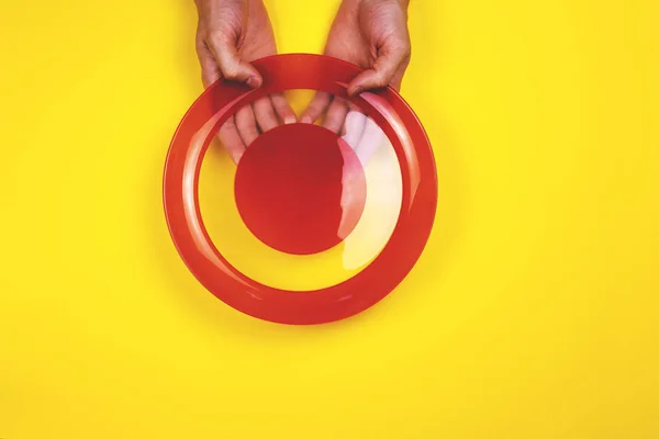 A man holding a empty plate — Stock Photo, Image