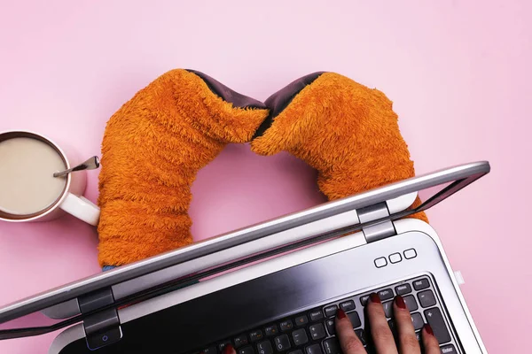 Turuncu çoraplı kızı kucağına ve kahve içme laptop tutar