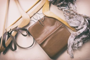 Bayan aksesuarlar askı üzerinde