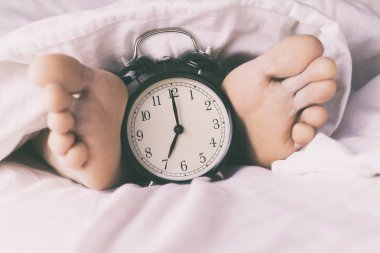 Erkek bacaklar ve çalar saat