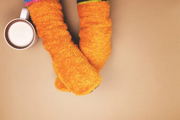 Fille avec des chaussettes de couleur café — Photo