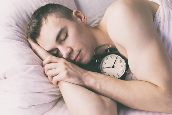 Genç bir adam uyanamam