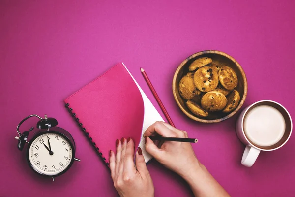 Snack en el trabajo y la escuela. Comida chatarra en el trabajo . — Foto de Stock