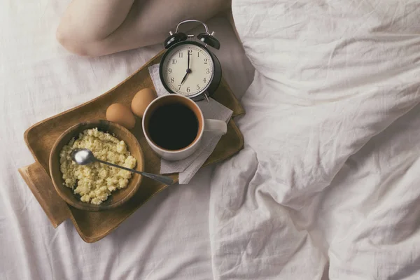 Junger Mann frühstückt morgens im Bett — Stockfoto