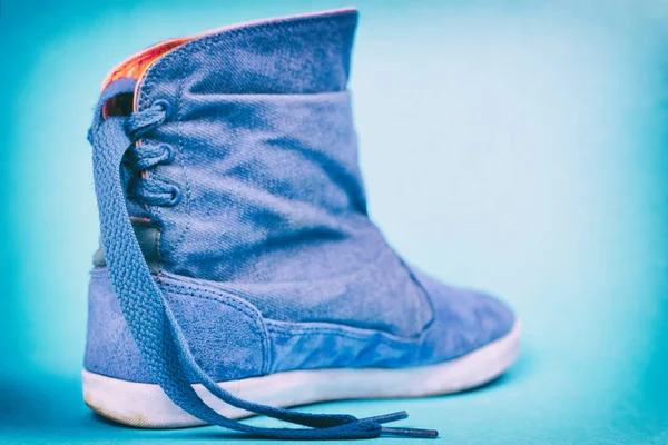 Kadınlar denim boots renkli bir arka plan üzerinde