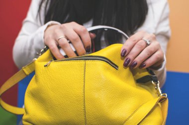 Kız çantası içinde bir şey arar. Kadın el çantası.