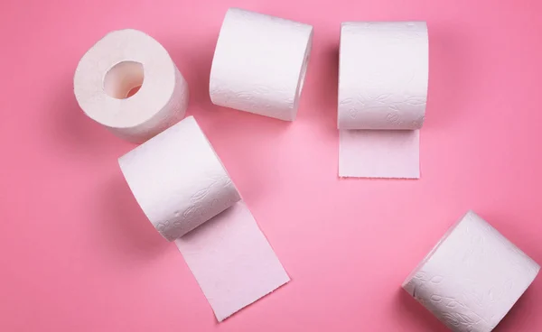 Quelques rouleaux de papier toilette sur un fond de couleur vive . — Photo