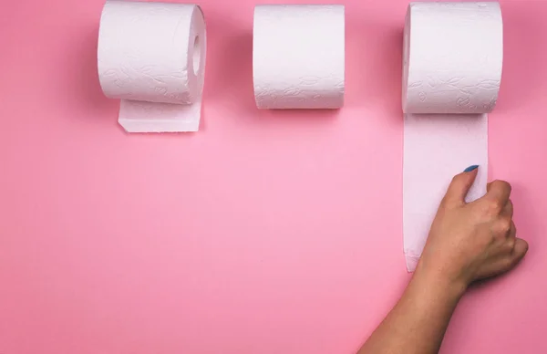 Parlak renkli arka plan üzerinde birkaç rulo tuvalet kağıdı.