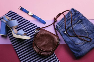 Parlak kadın aksesuarları ve giyim leylak bir arka plan üzerinde. Üstten Görünüm. Düz yatıyordu.