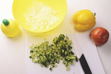 Sebze sarı plastik tabak beyaz bir tablo.