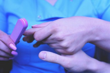 Kız, profesyonel manikür, adam manikür. Yakın çekim.