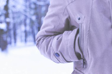 Genç bir adam kışın ormanda yürür. Soğuk, buz, kar, kış.