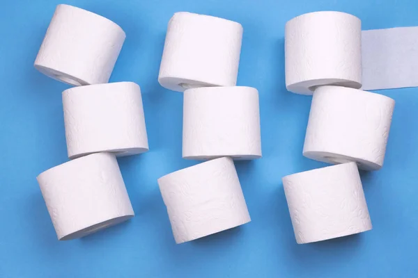 Unos cuantos rollos de papel higiénico sobre un fondo de color brillante . — Foto de Stock