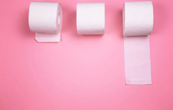 Några rullar toalettpapper på en ljust färgad bakgrund. — Stockfoto