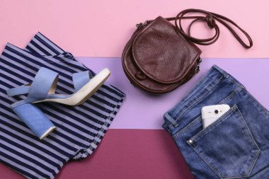 Parlak kadın aksesuarları ve giyim leylak bir arka plan üzerinde. Üstten Görünüm. Düz yatıyordu.