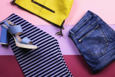 Parlak kadın aksesuarları ve giyim leylak bir arka plan üzerinde. Üstten Görünüm. Düz yatıyordu.