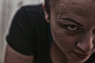 Kız çamur. Yakın çekim. Kavram Muharebesi, mücadele