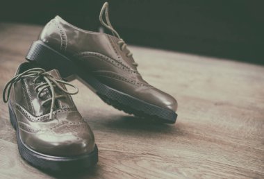 Oxfords ayakkabı retro stil ahşap zemin üzerinde durmak.