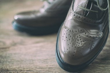 Oxfords ayakkabı retro stil ahşap zemin üzerinde durmak.