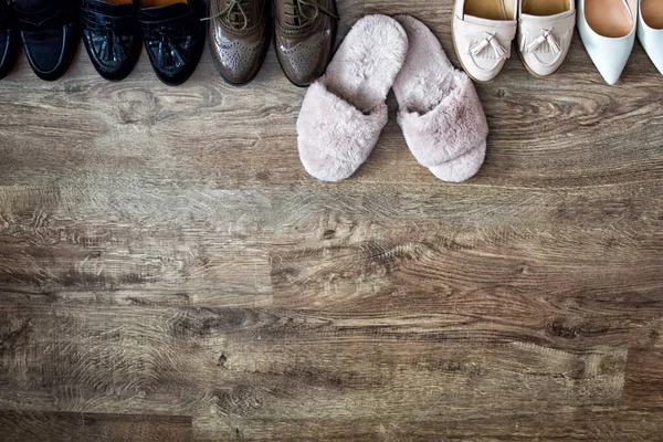 Mokasen ve diğer ayakkabılar eski tarz tahta zeminde duruyor..