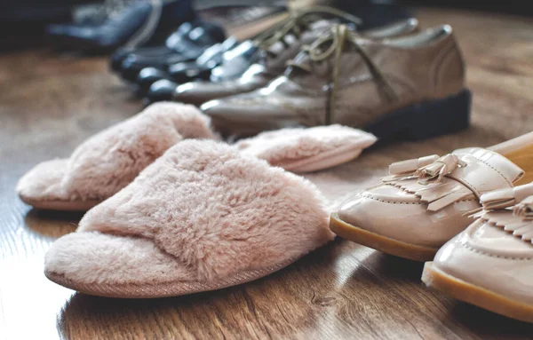 Mokasen ve diğer ayakkabılar eski tarz tahta zeminde duruyor..