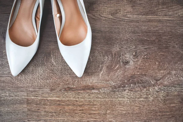 Mokasen ve diğer ayakkabılar eski tarz tahta zeminde duruyor..