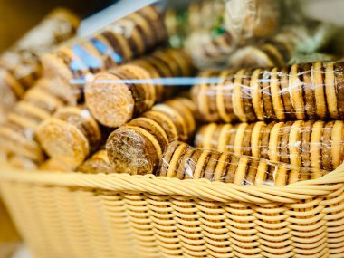 Taze ekmek, rulo, kurabiye ve diğer hamur işleri. - Yakın çekim. Süpermarket. Mobil fotoğraf