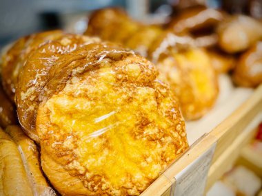 Taze ekmek, rulo, kurabiye ve diğer hamur işleri. - Yakın çekim. Süpermarket. Mobil fotoğraf