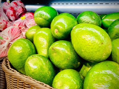 Limon, kumkat ve meyve dükkanın camında. Mobil fotoğraf