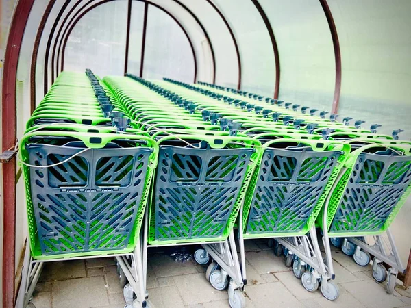 Carrinhos Comida Estão Estacionados Grande Número Foto Móvel Supermercado — Fotografia de Stock