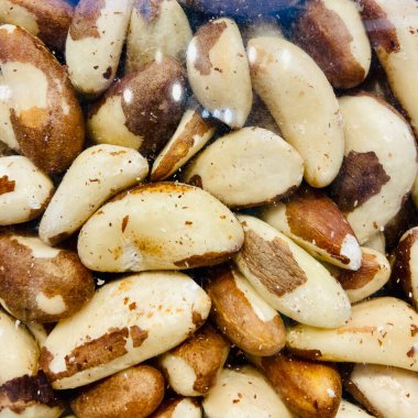 Süpermarketteki pakette farklı fındıklar ve kurutulmuş meyveler var. - Yakın çekim. Mobil fotoğraf.