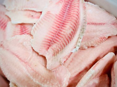 Balık, deniz ürünleri ve yarı bitmiş balık ürünleri. Süpermarket. Mobil fotoğraf