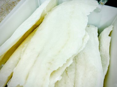 Balık, deniz ürünleri ve yarı bitmiş balık ürünleri. Süpermarket. Mobil fotoğraf