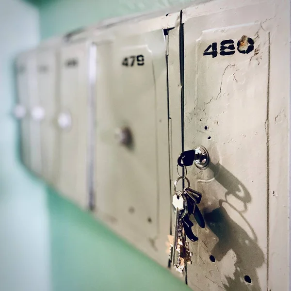 Verandadaki eski kutuları postala. - Yakın çekim. Mobil fotoğraf