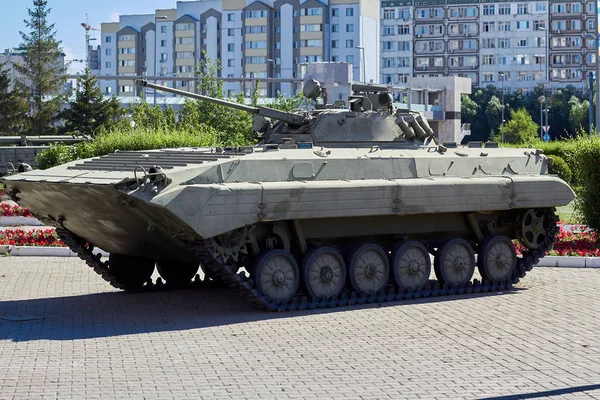 Wojskowy czołg w mieście, stojący w parku jako pamiątka wojny. — Zdjęcie stockowe