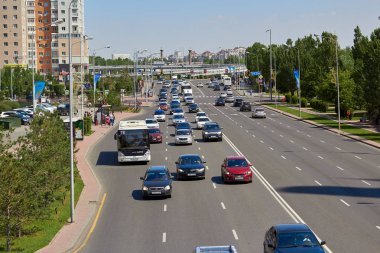 Kazakistan, Nursultan, 06.07.2019. Nursultan 'ın merkez caddesi, yolda giden arabalar....