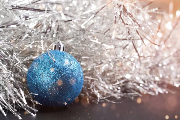 Праздничная открытка с бликами, красивый голубой глобус на фоне мишуры — стоковое фото
