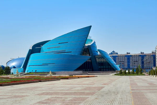 Sala de concertos Cazaquistão em Nursultan edifício azul na forma de uma flor. Visão. . — Fotografia de Stock