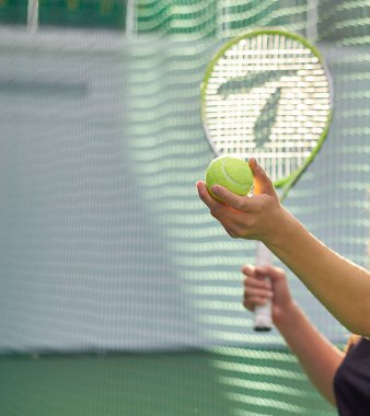 Tenis maçı tenis kortu, top elinde, raket, net.