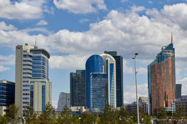 Nursultan, Kazakistan 'daki gökdelenler. Şehrin iş merkezinin güzel manzarası..