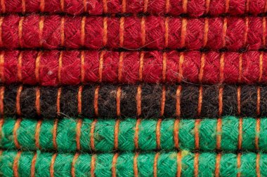 Kumaşın yakın plan görüntüsü (makro), renkli liflerin görüntüsü liflerdir.