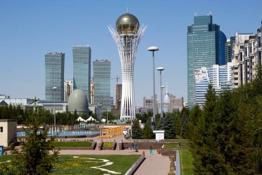 Kazakistan, Nursultan, 05.07.2019. Yüksek kule Baiterek küresi mavi gökyüzünde Nursultan (Astana) şehrinin cazibesi.