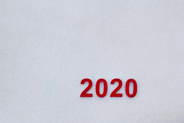 Røde tal ligger på den hvide sne som et symbol på det kommende år . - Stock-foto