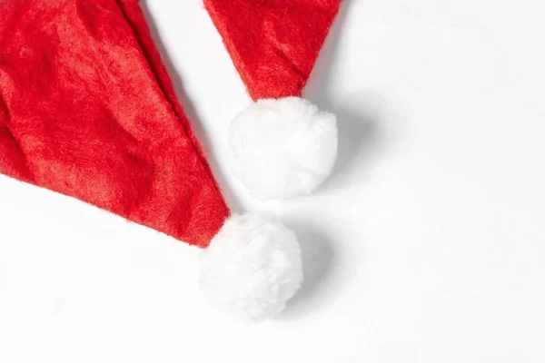 Papai Noel chapéu vermelho encontra-se em um fundo branco, vista superior. Branco para o designer . — Fotografia de Stock