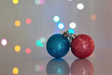 Göz kamaştırıcı arka planda iki Noel topu. Tebrik kartları için uygun bir fotoğraf tasarımcısı.