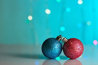 Arka planda iki Noel oyuncağı. Tebrik kartları için uygun bir fotoğraf tasarımcısı.