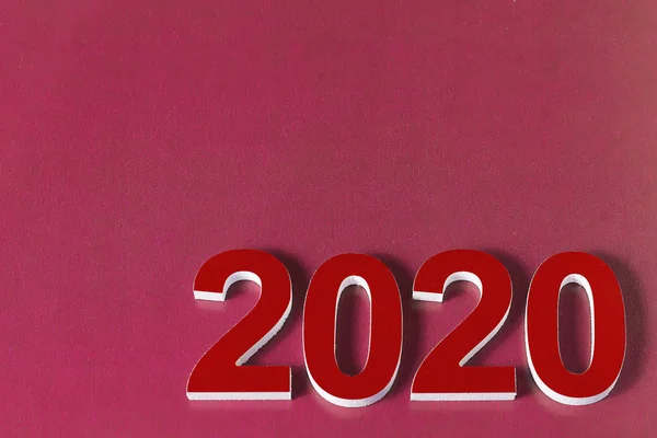 红色号码2020在红色背景，空白明信片给设计师。 复制空间 — 图库照片