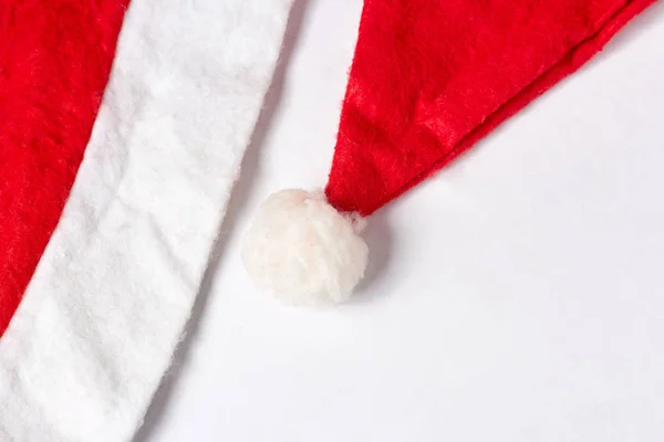Papai Noel chapéu vermelho encontra-se em um fundo branco, vista superior. o conceito de cartões para o designer . — Fotografia de Stock