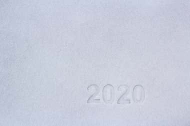 Önümüzdeki yeni yılın sembolü olarak, karda iki bin yirmi rakamın baskısı..