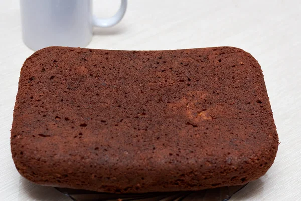 Foto Torta humilde (pão) na mesa com uma caneca de chá. Delicadeza — Fotografia de Stock